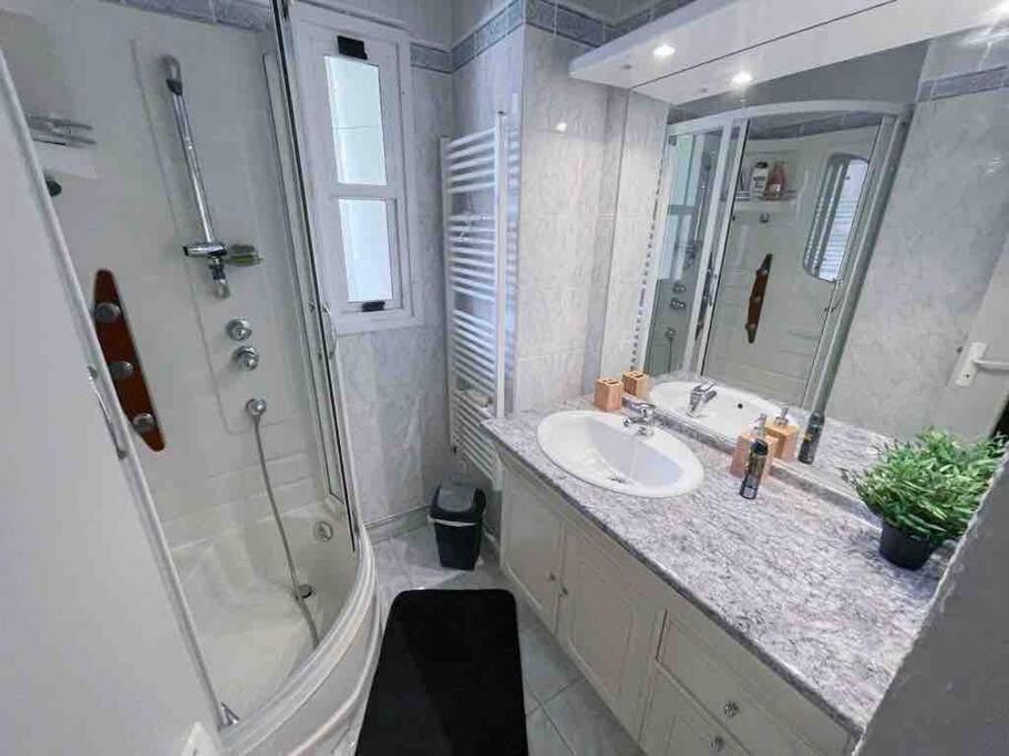 Appartement Spacieux Avec Parking Gratuit Сет Екстер'єр фото